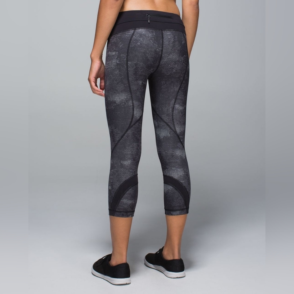 Lululemon Run: Inspire Crop II *All Full-On LuxtremeSequin Snake Slate Size 6